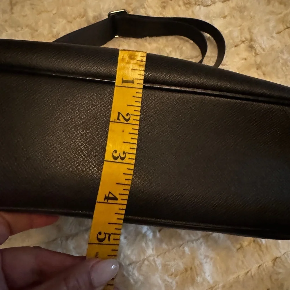 Louis Vuitton Taiga Roman MM Shoulder Bag Messager Crossbody Bag.